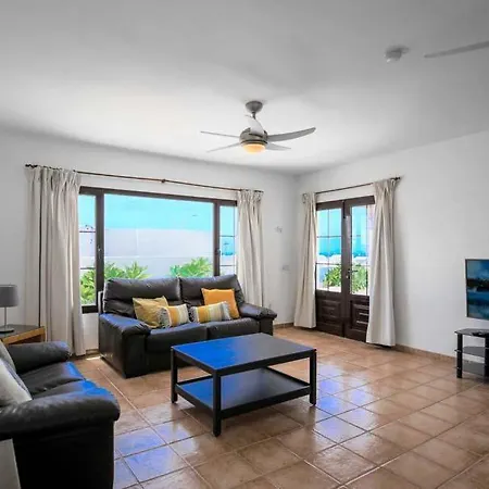Puerto Del Carmen Sleeps 6 Pool Wifi Вилла