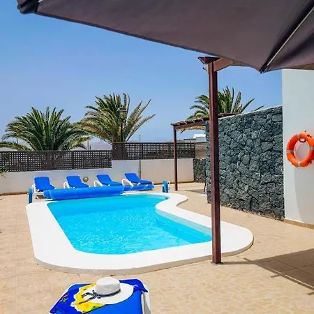 Puerto Del Carmen Sleeps 6 Pool Wifi Вилла