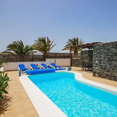 Вилла Puerto Del Carmen Sleeps 6 Pool Wifi Пуэрто дель Кармен
